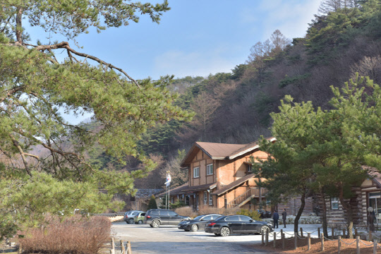 경기도 파주시 적성면에 위치한 '경기 파주 객현마을'의 모습으로, 캠핑장과 치즈피자체험, 도예체험 등 다양한 프로그램을 즐기면서 무더운 여름을 보낼 수 있는 곳이다.  산림청 제공